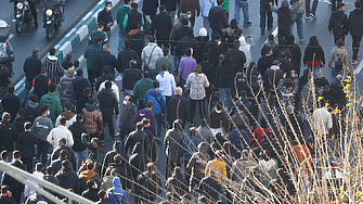 Хиляди хора в Техеран излязоха по улиците или скандираха от