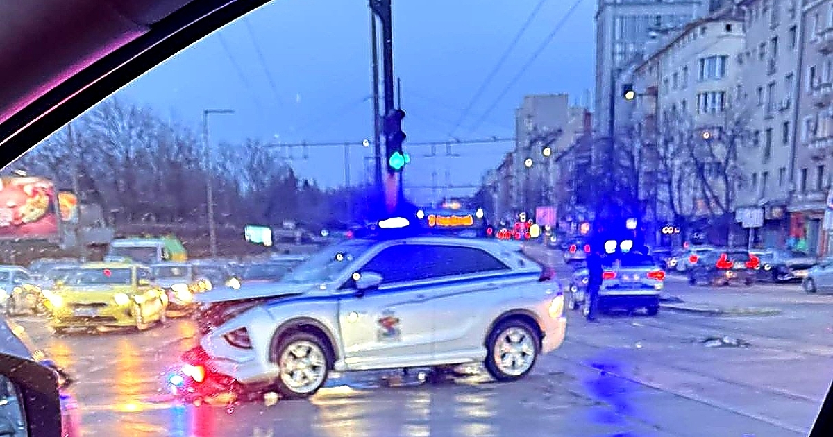 Катастрофа е станала тази сутрин в центъра на София. Автомобил