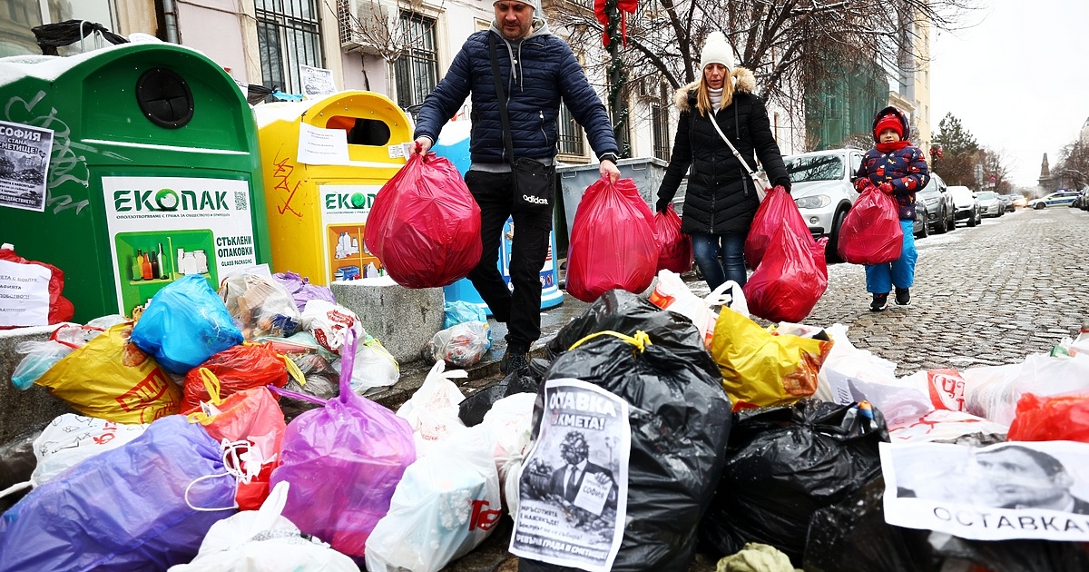 Малка група граждани днес протестира пред Столична община заради проблемите