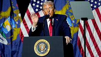 Президентът на САЩ Доналд Тръмп бе заснет да показва среден