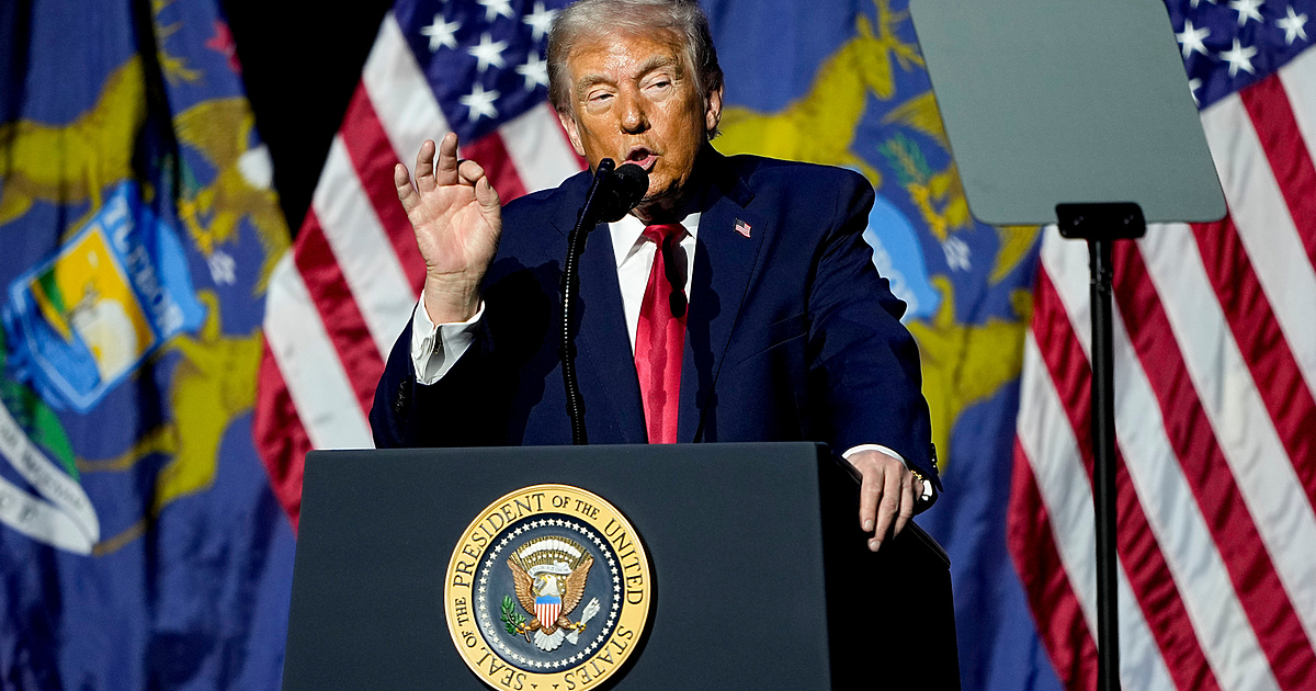 Президентът на САЩ Доналд Тръмп бе заснет да показва среден