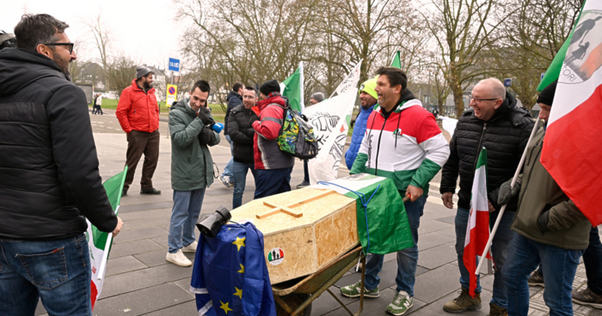 Фермери от цяла Европа обсадиха днес Европейския парламент в Страсбург.Те