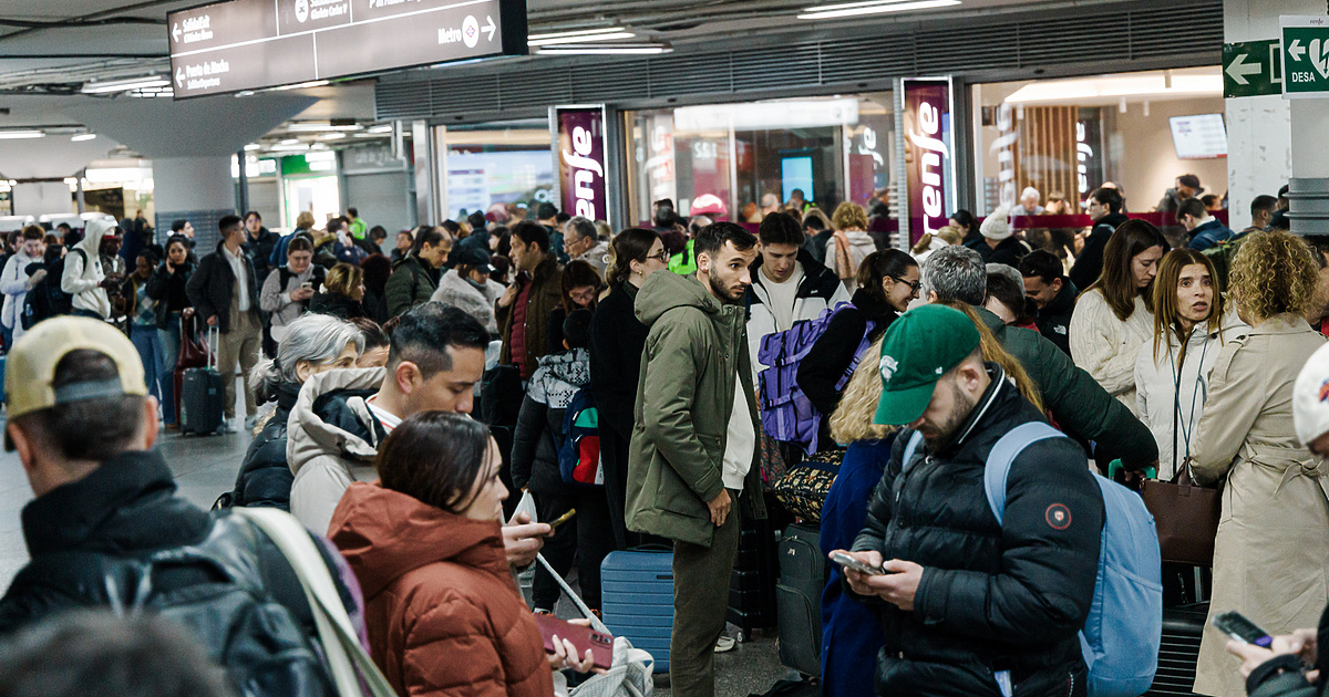 Най-малко 39 души са загинали при сблъсък между два високоскоростни