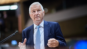 Норвежката полиция претърси днес имоти на бившия министър председател Турбьорн