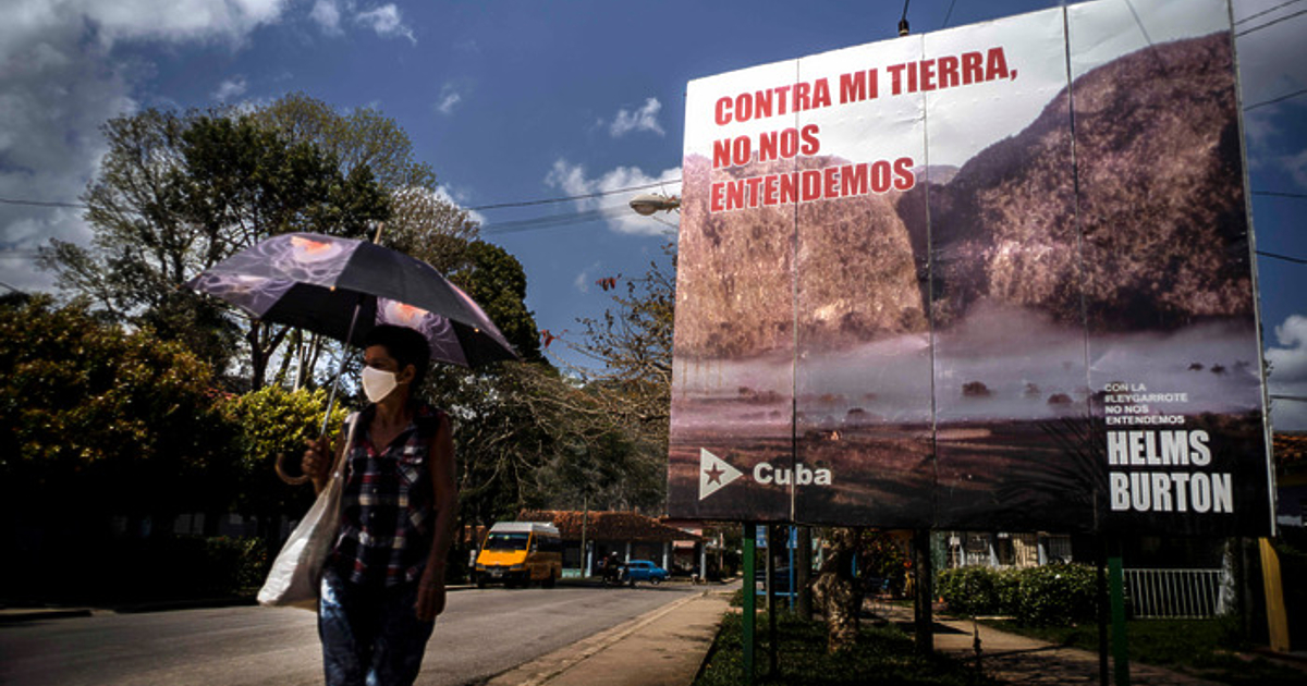Общественият живот в Куба е драстично ограничен. Автобуси, фериботи и
