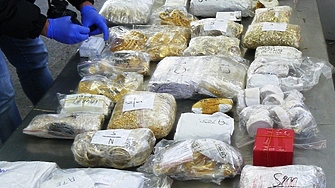 Задържани са трима души за истински екшън обир на златарско