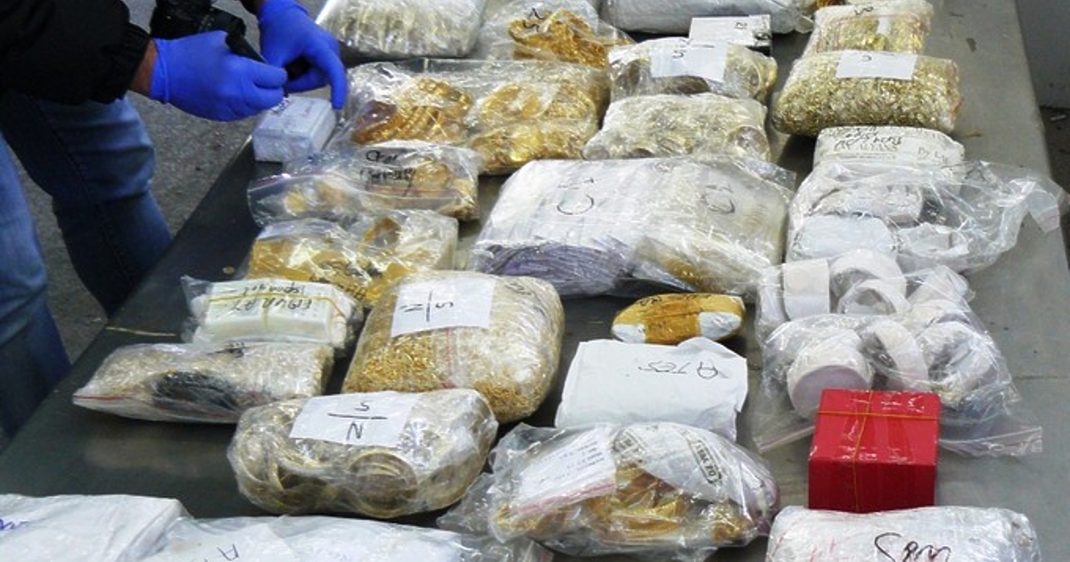 Задържани са трима души за истински екшън обир на златарско