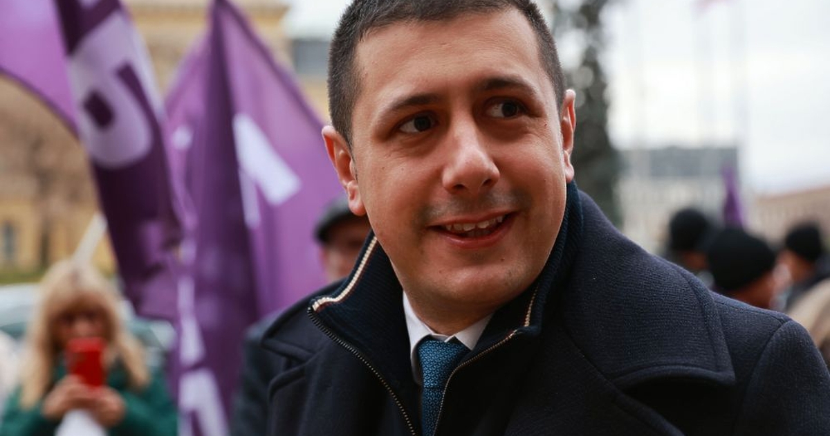 Изправената пред риска от изпадане от следващия парламент БСП отсега обяви,