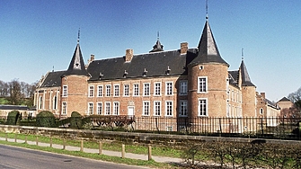 Днес замъкът от ХVI век Алден Бизен в Белгия ще