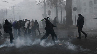 Най малко 100 агенти от службите за сигурност бяха ранени