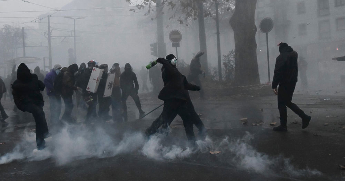 Най-малко 100 агенти от службите за сигурност бяха ранени вчера