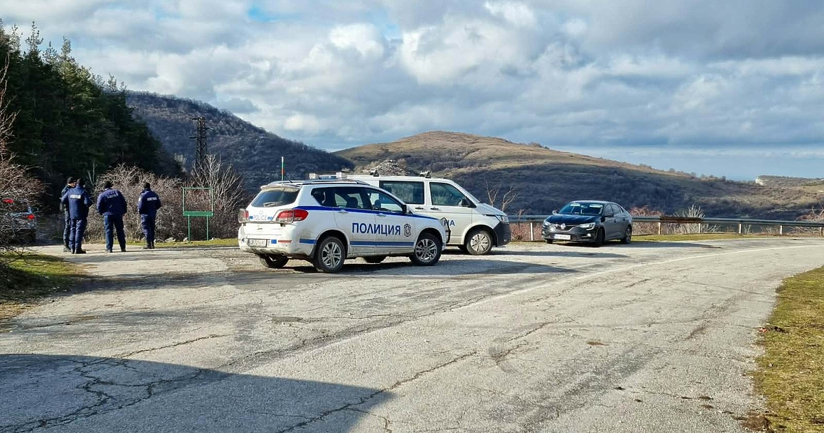 Намерен е бус или кемпер, на който на стъклото се