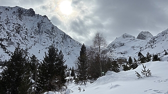 Зимно време със снеговалежи силен вятър и понижение на температурите