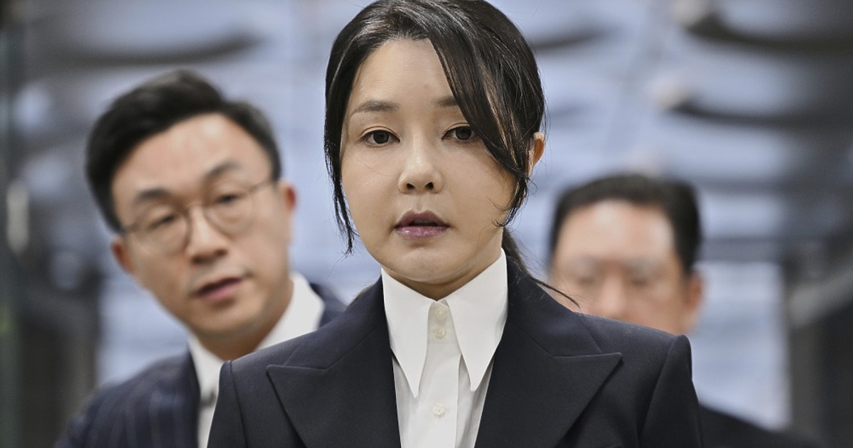 Южнокорейски съд осъди бившата първа дама Ким Кьон Хи на