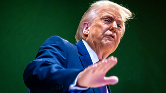 Чуждите страни са много щастливи танцуват на улиците Но много