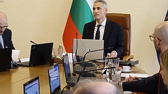 Служебният премиер Андрей Гюров и министри ще разговарят днес с