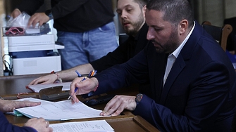 Николай Попов бащата на загиналата при катастрофа 12 годишна Сияна влиза