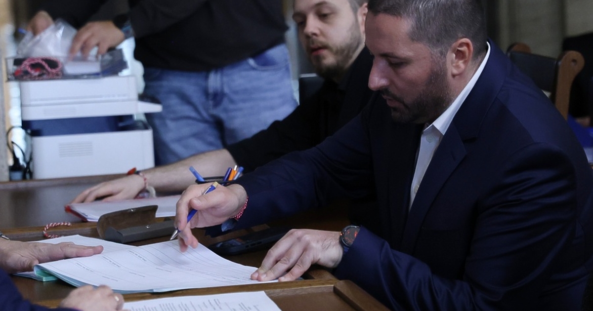Николай Попов, бащата на загиналата при катастрофа 12-годишна Сияна, влиза