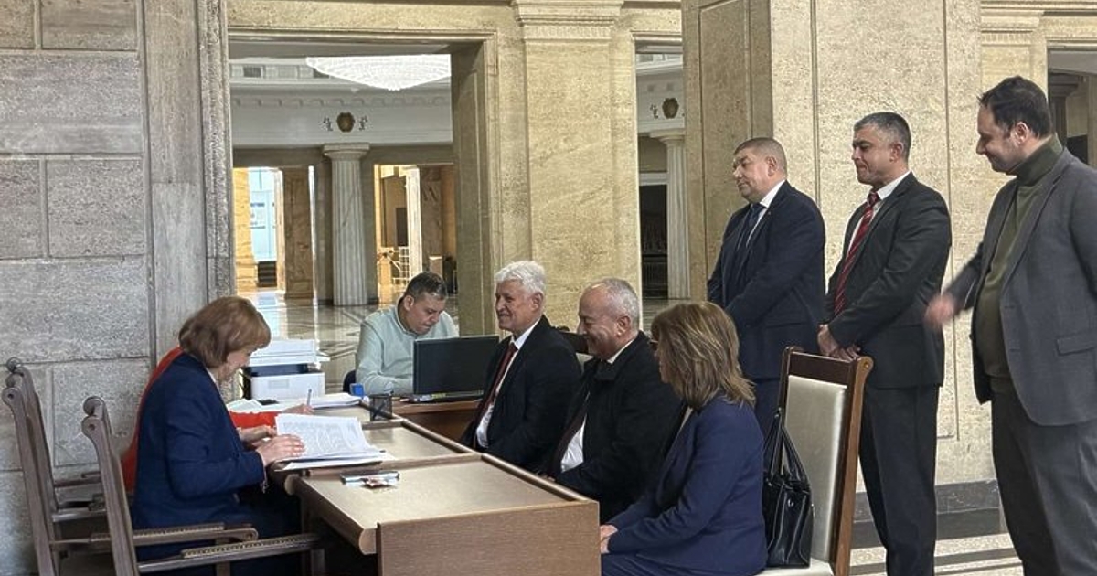 Без медийно присъствие президентът Румен Радев (2017-2026 г.) се регистрира