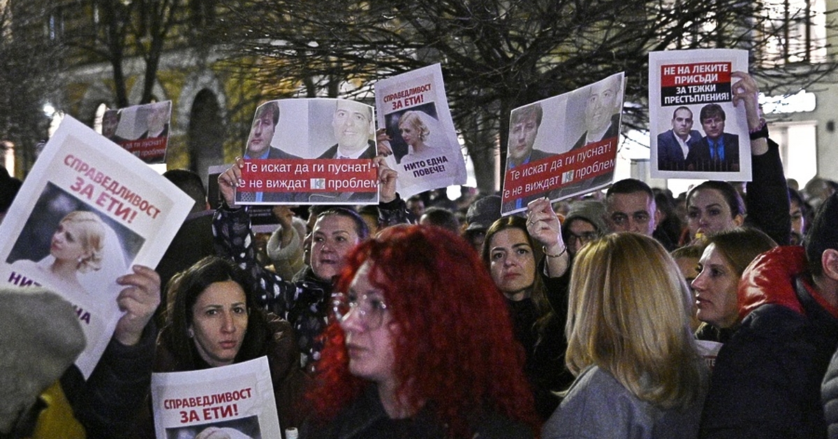 Граждани се събраха на протест пред Съдебната палата в София