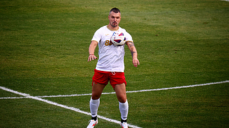 Бившият футболен национал на България Валери Божинов отбеляза 3 гола