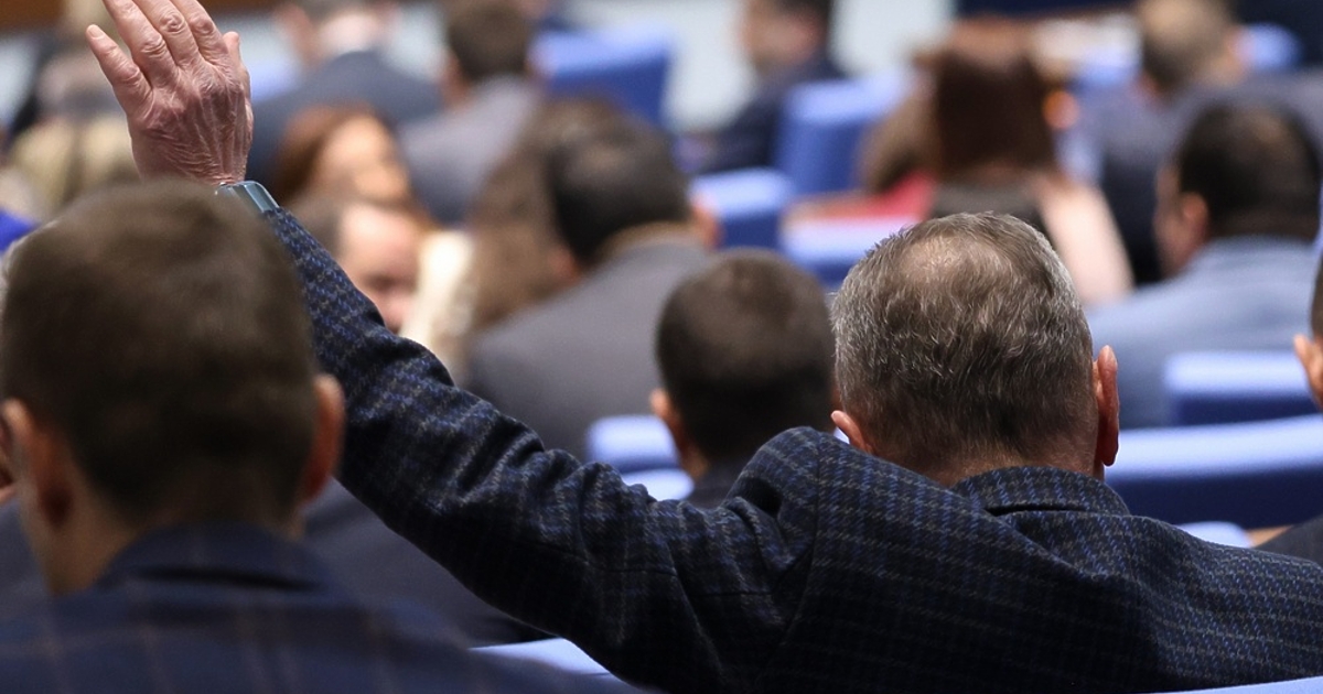 На ръба на Конституцията ГЕРБ продължи да ускорява искането на