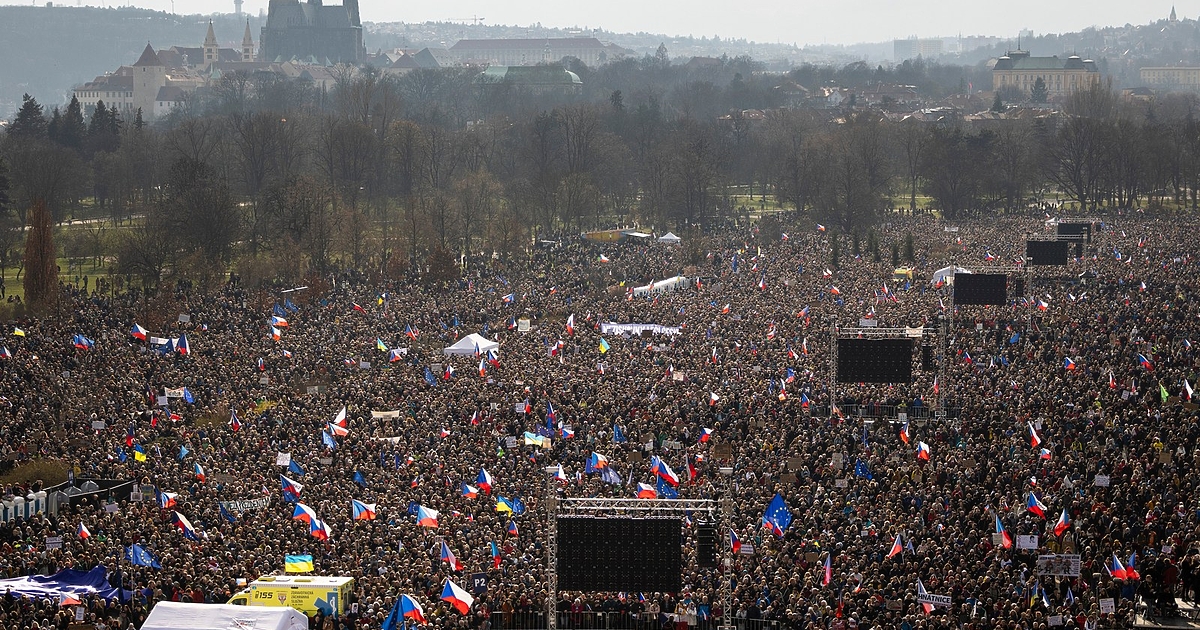 Десетки хиляди чешки граждани се присъединиха днес към най-големите демонстрации