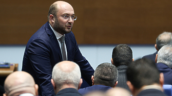 Парламентът прие закон за лобизма и се захваща с... пренаписването му