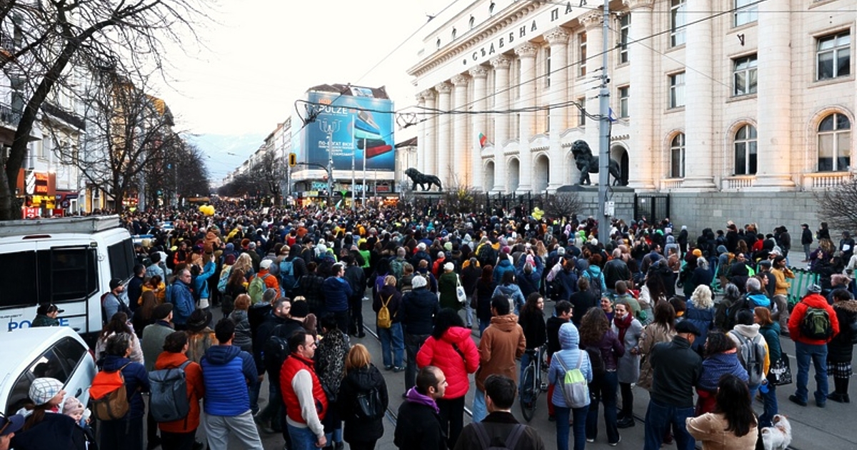 Граждани протестираха мирно пред Съдебната палата в София с искане