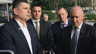 Екипите на Да България и бившия президент Румен Радев се