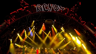 Прилепи, паяци... Певица, подгряваща AC/DC, за втори път бе нападната от гадинка на сцената