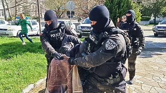 Ефектни арести, тетрадки с ЕГН и пари, пари, пари... 