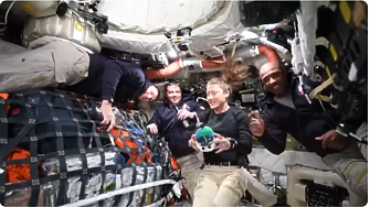 Капсулата „Орион“ напусна земната орбита и се насочи към Луната