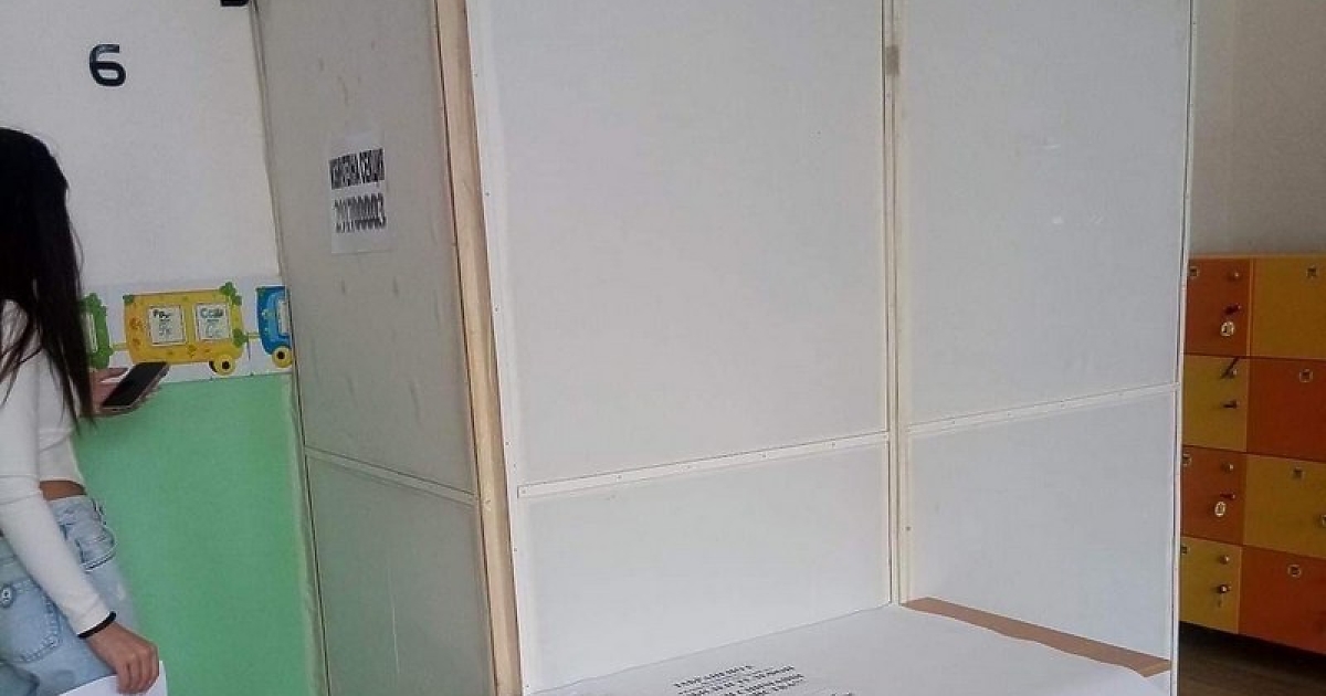 Паравани за гласуване с размерите на килер озадачиха екипа на
