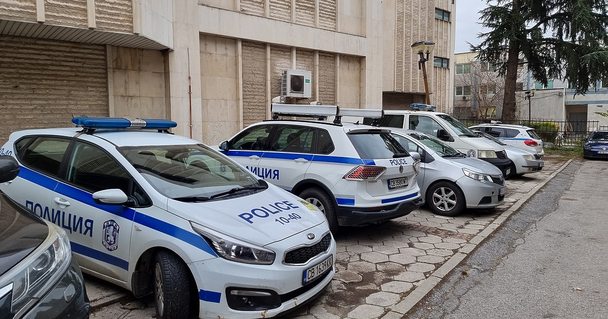 Служители на Районно управление (РУ)-Дупница иззеха пари, лаптоп, цигари и