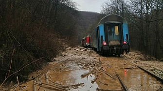 Пътнически влак дерайлира заради свлачище