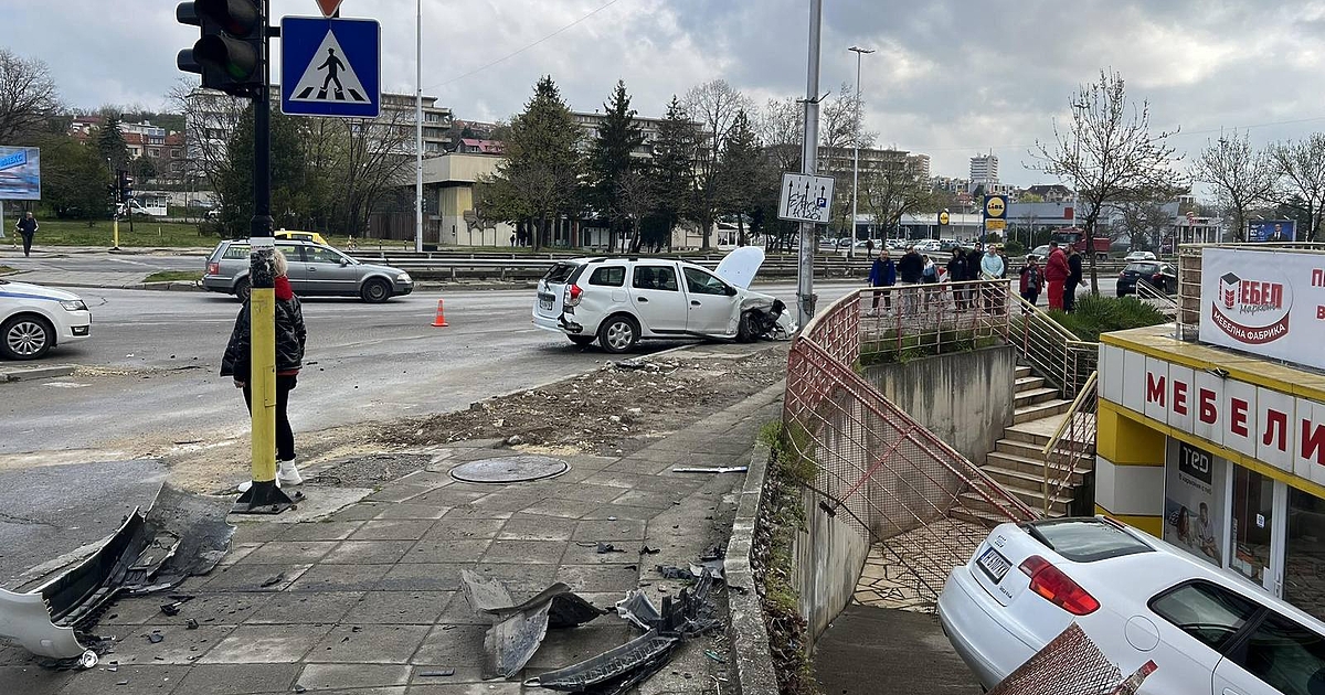 Кола влетя в подлез с магазини в центъра на Шумен. Инцидентът е