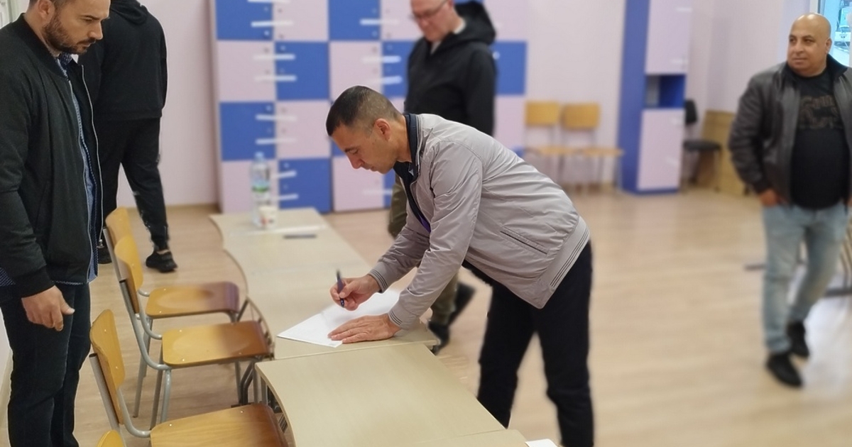 Още на старта на изборния ден в емблематичното за всеки