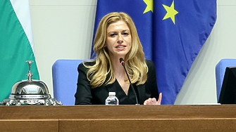 Новата председателка на парламента – дъщеря на бивш кмет, свързана с БСП