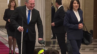 За първи път в парламента и куче водач