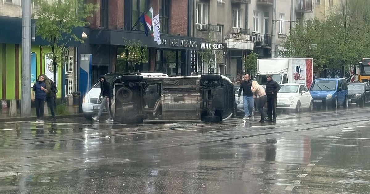 Линейка се е обърнала след пътно произшествие с лек автомобил