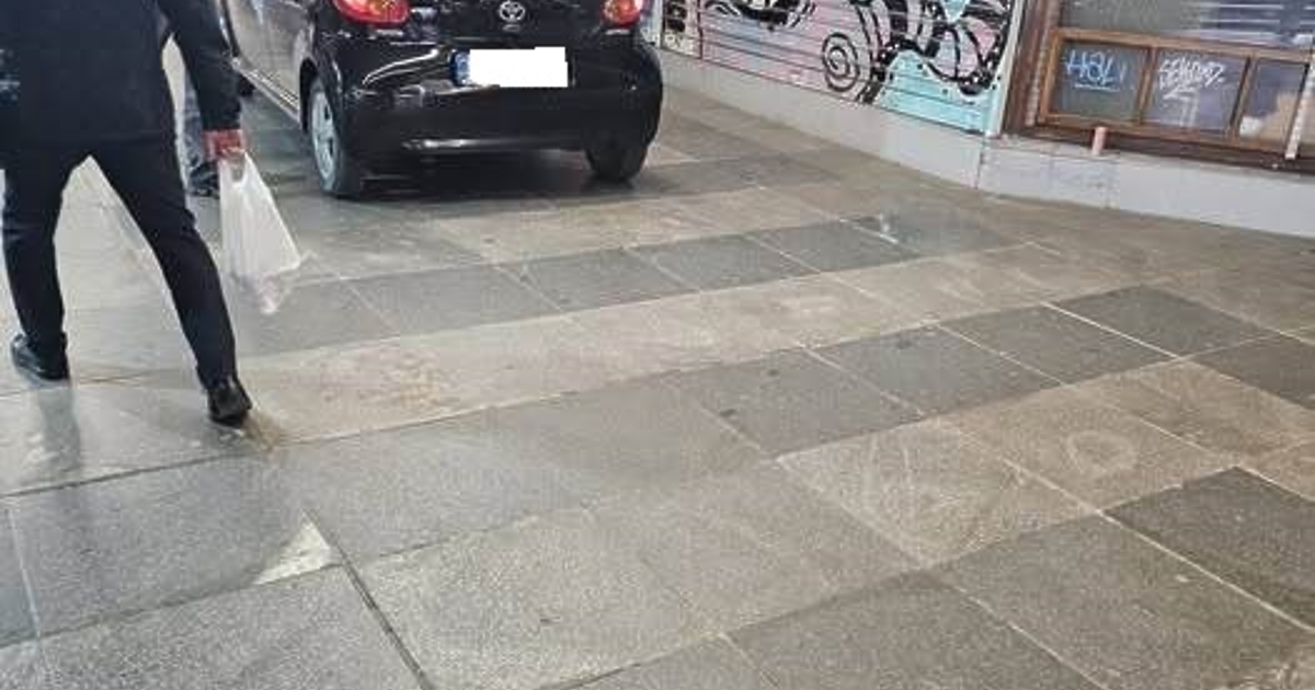 Слизах към метрото в подлеза под Орлов мост. Чух грохот