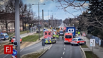 Автомобил се вряза в хората в пешеходната зона в германския