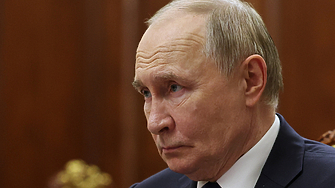 Руският парламент прие закон който позволява на Владимир Путин еднолично
