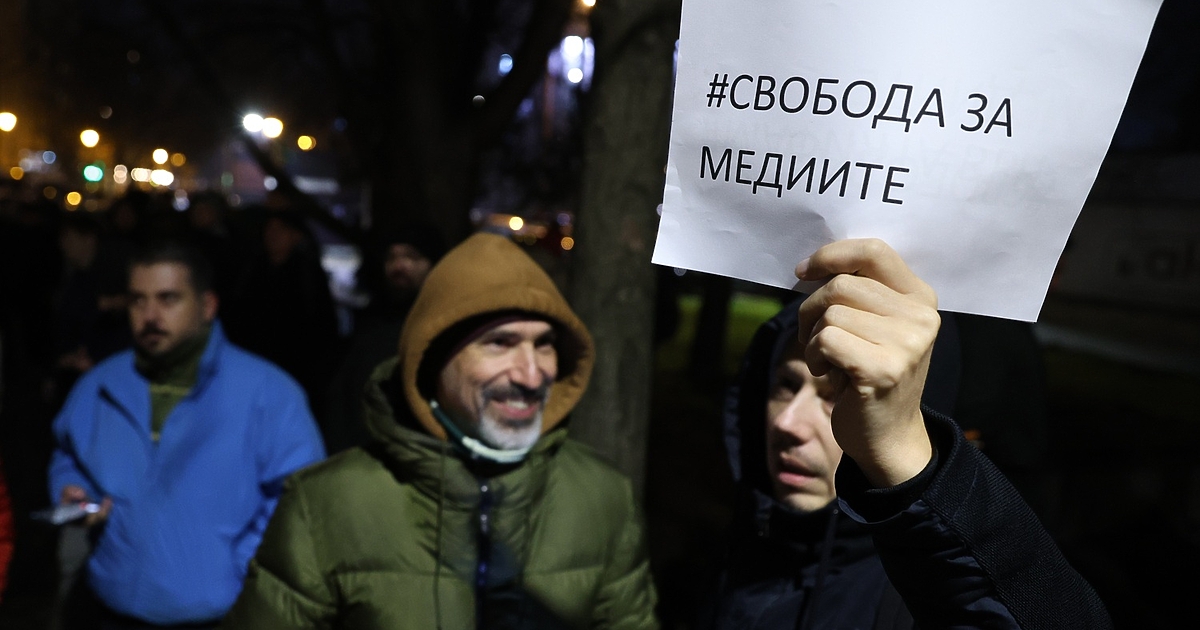 През 2022 г. сайтът Mediapool публикува , с която обръща