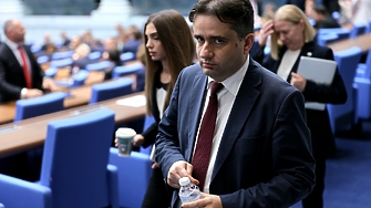 Властта предлага скандални промени в правилника на НС, алармира Божанов