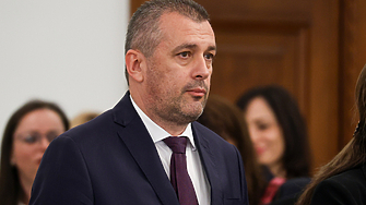 След министъра на икономиката и този на транспорта и съобщенията