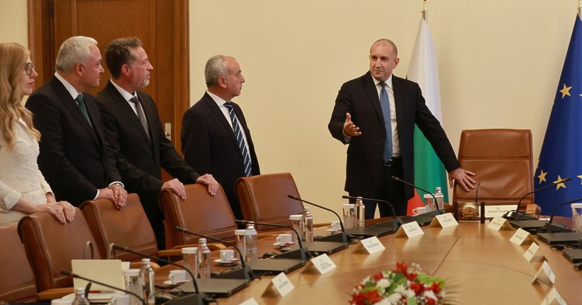 Новата власт смени от раз всички 28 областни управители. Това