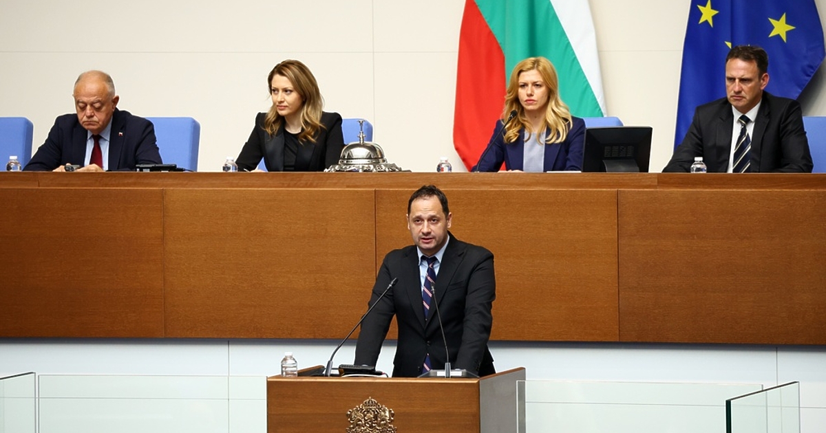 След като снощи, както Клуб Z пръв писа, без дебат мнозинството
