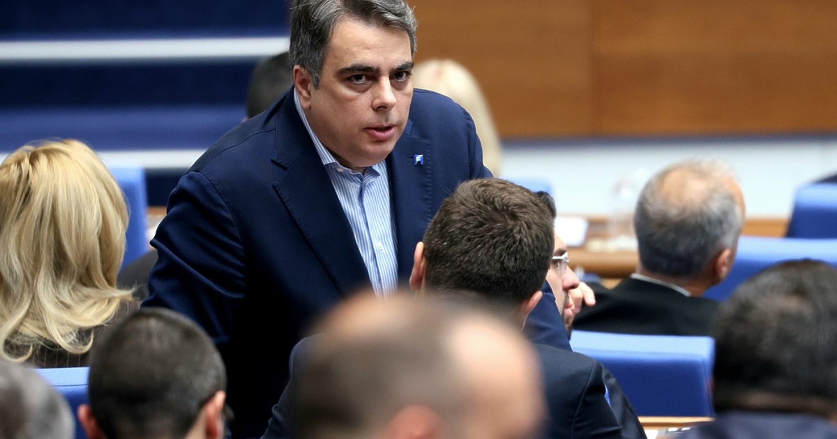 Вместо да помогнат на пенсионерите в нужда да достигнат линията